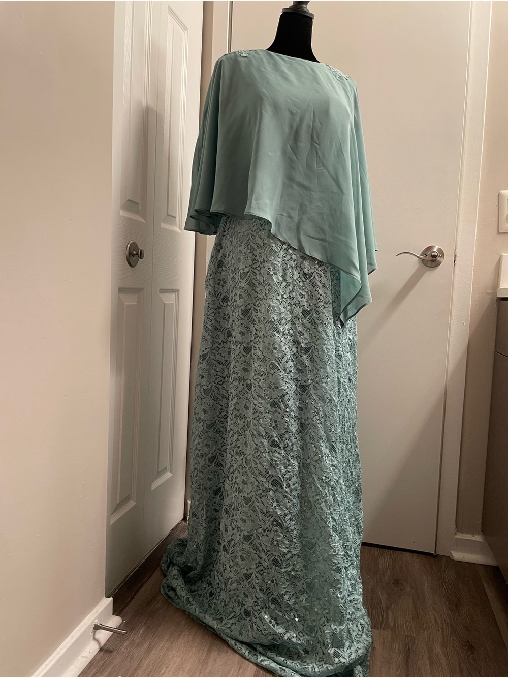 Elegant Lace Maxi Sparkling dress with Chiffon Overlay - Teal. With a back zip. - Picture 3 of 6